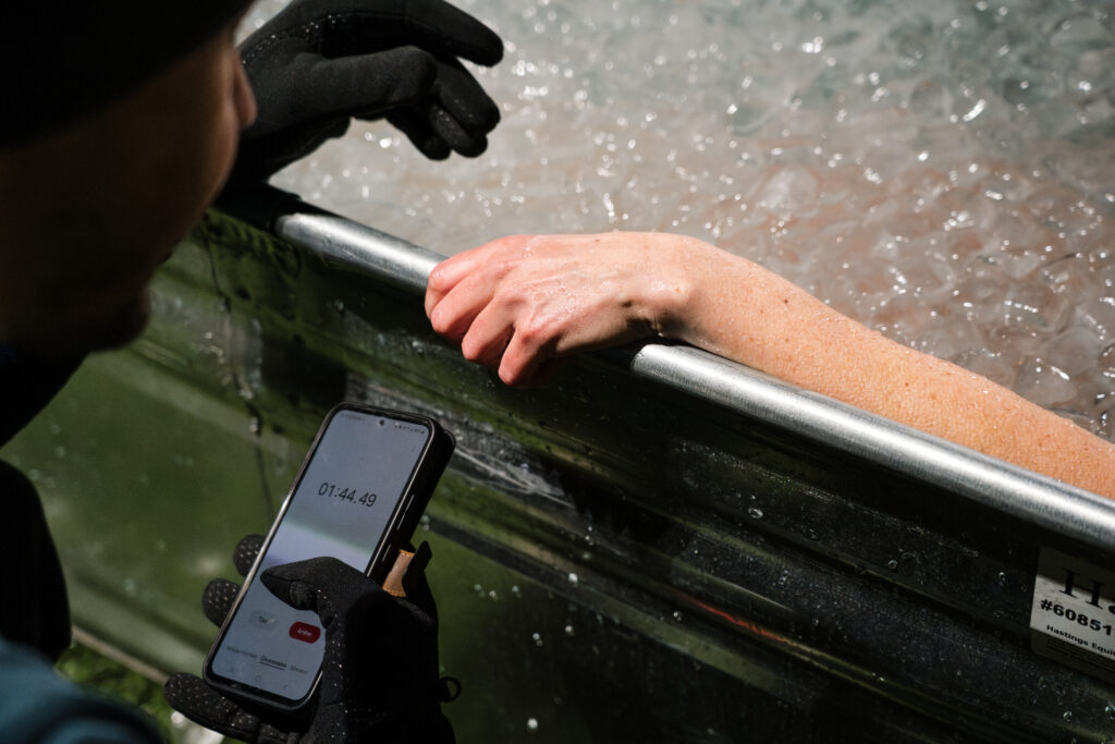 illustration de bain froid. glace dans un bac d'eau